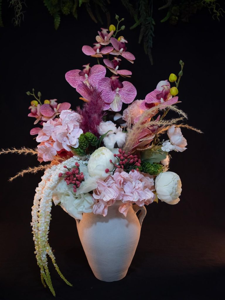 Composition florale artificielle dans vase amphore en céramique
