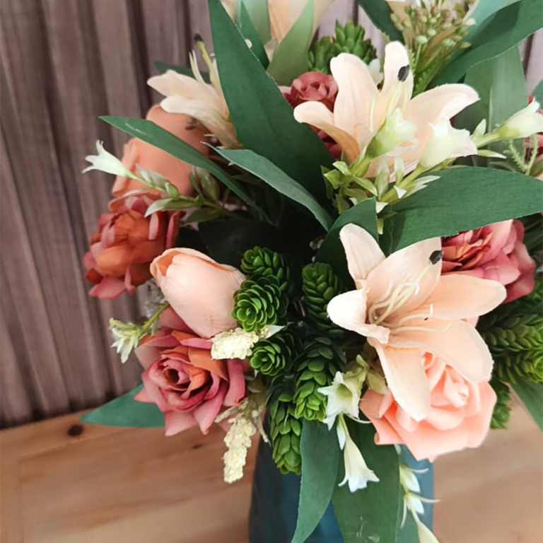 Composition florale chaleureuse dans un vase bleu profond – Image 4