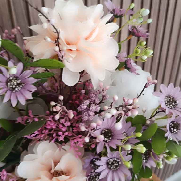 Vase décoratif blanc canard avec fleurs artificielles – Image 5