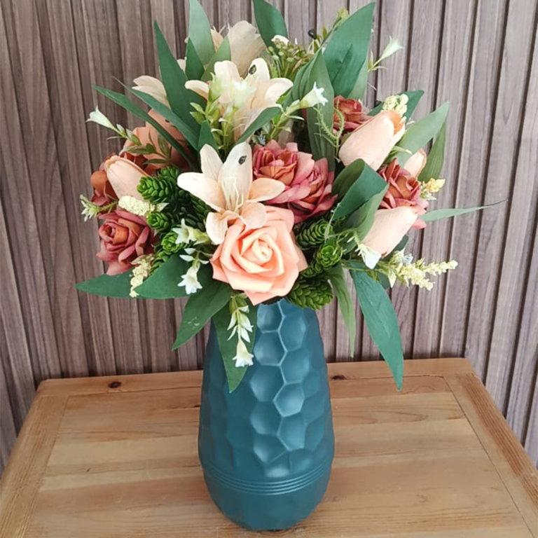 Composition florale chaleureuse dans un vase bleu profond – Image 3