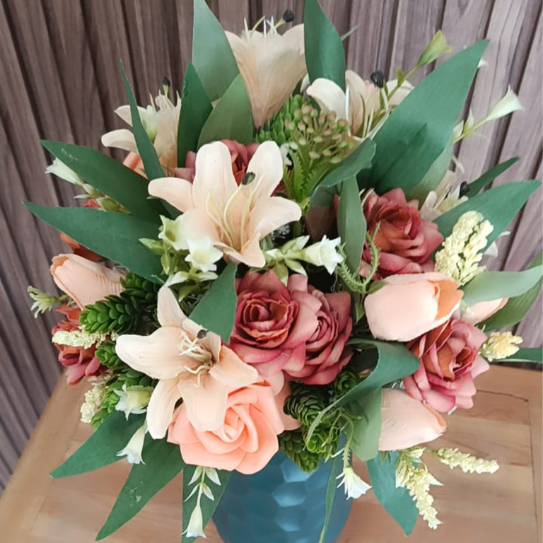 Composition florale chaleureuse dans un vase bleu profond – Image 2