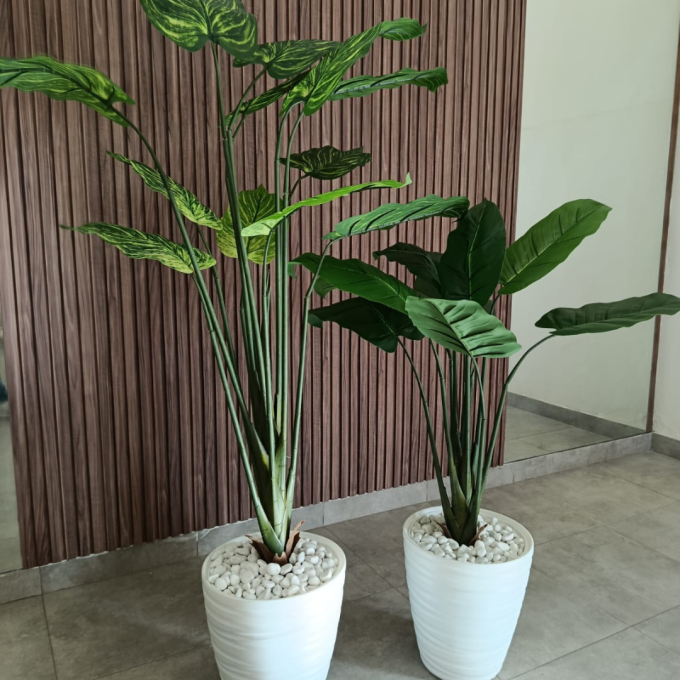 2 Plantes artificielles Alocasia Cucullata et bananier.